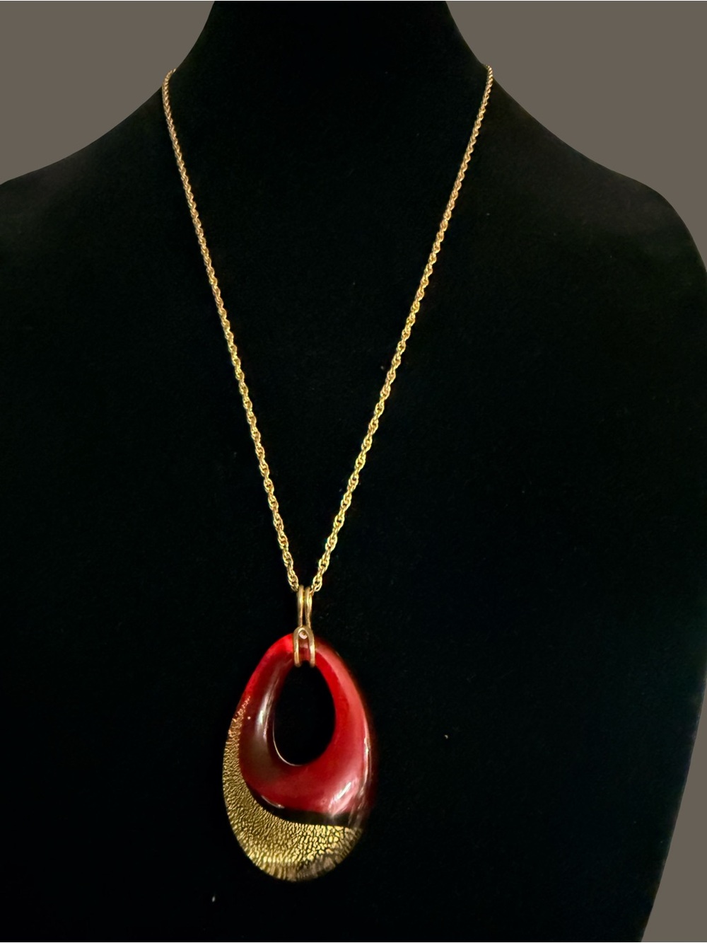 Murano glass pendant stamped Murano Italy, and on a gold tone chain 26” long - Picture 3 of 6